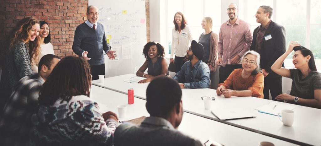 Equipo de trabajo en una reunión haciendo team building para motivación