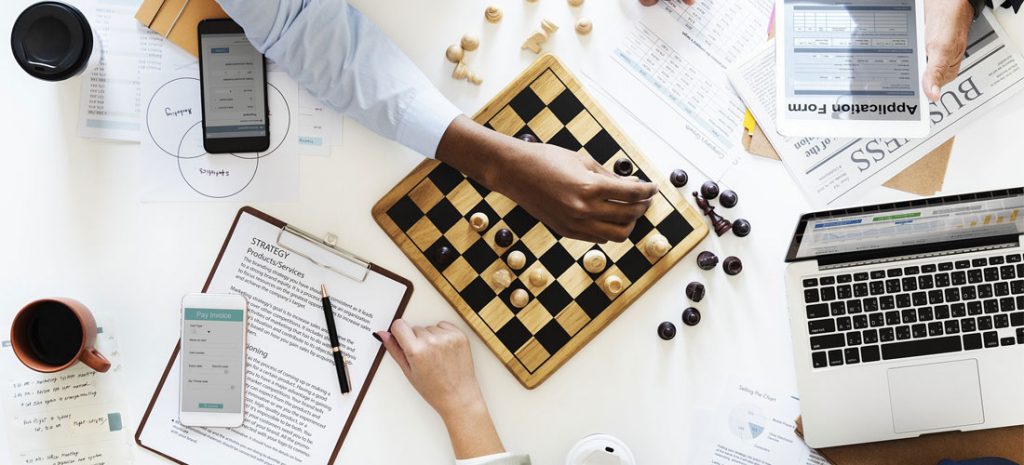 Personas de negocios jugando. Concepto de gamificación.