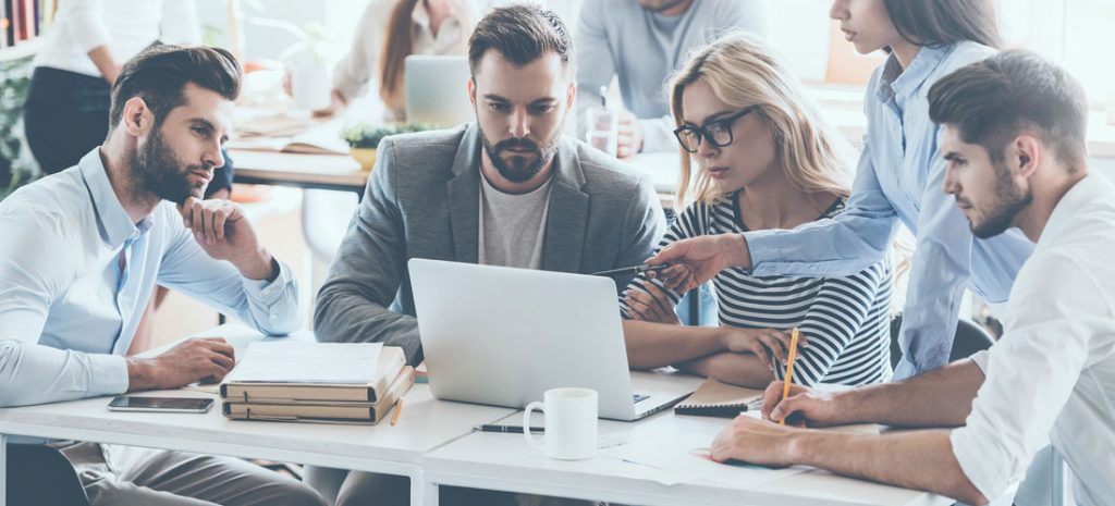 Grupo de trabajadores recibiendo formación empresarial