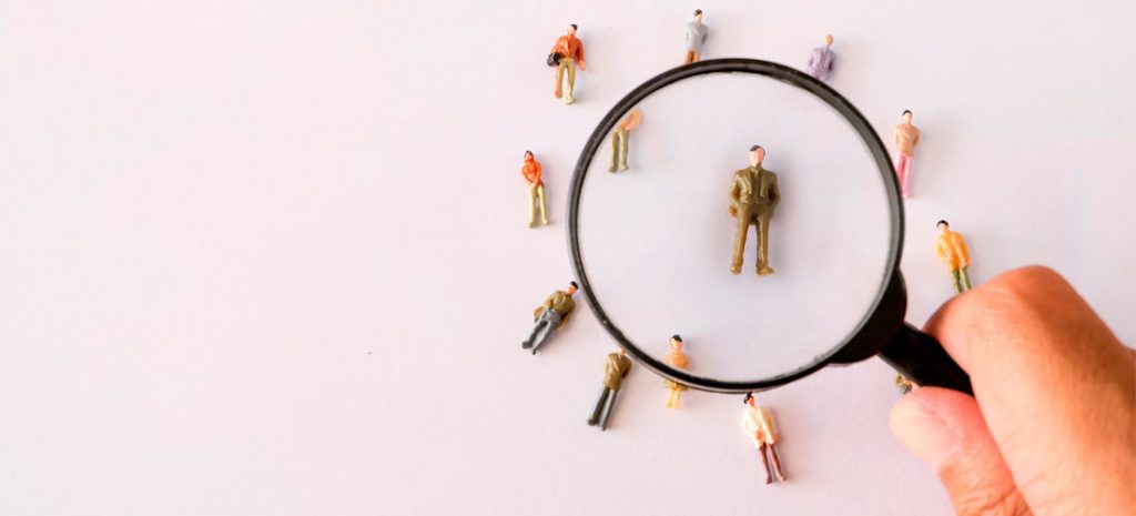 Lupa y muñecos, símbolo de recruitment creativo