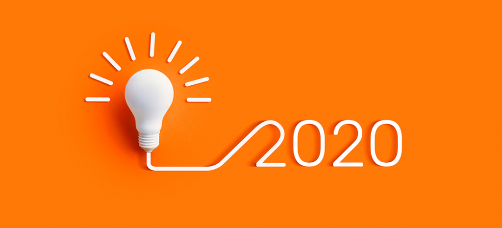 Propósitos de año nuevo empresariales. Una bombilla y un 2020 en la imagen