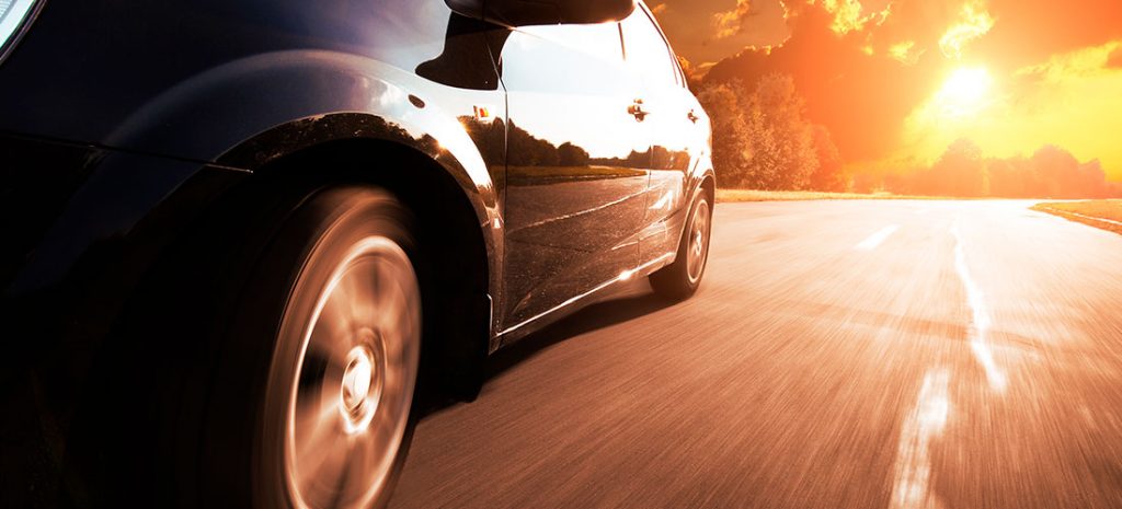 coche yendo por una carretera